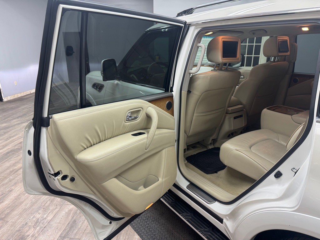 2011 INFINITI QX56 Image 43