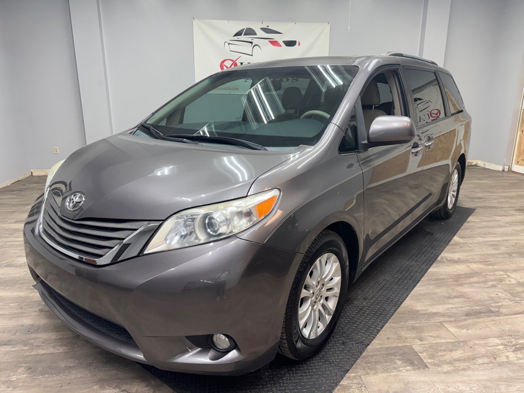 2011 Toyota Sienna Image 1