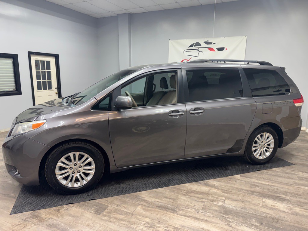 2011 Toyota Sienna Image 2