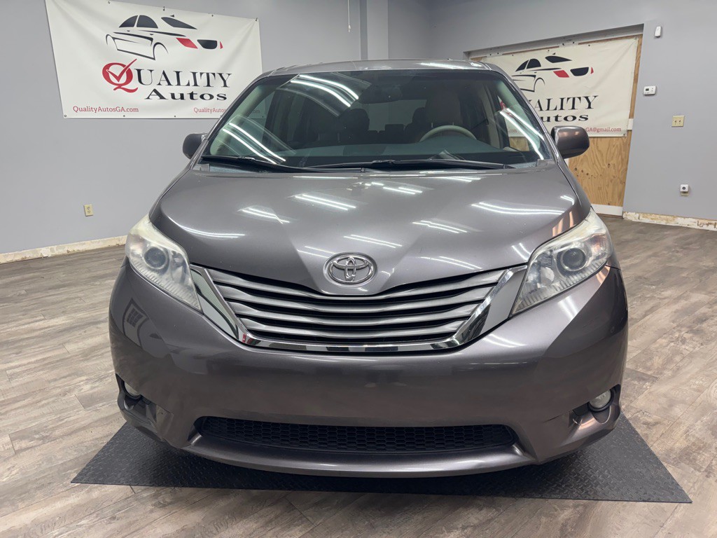 2011 Toyota Sienna Image 3
