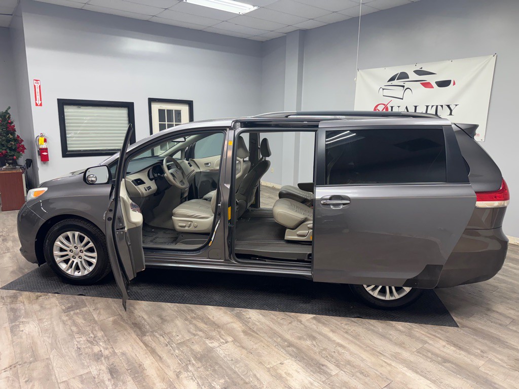 2011 Toyota Sienna Image 4