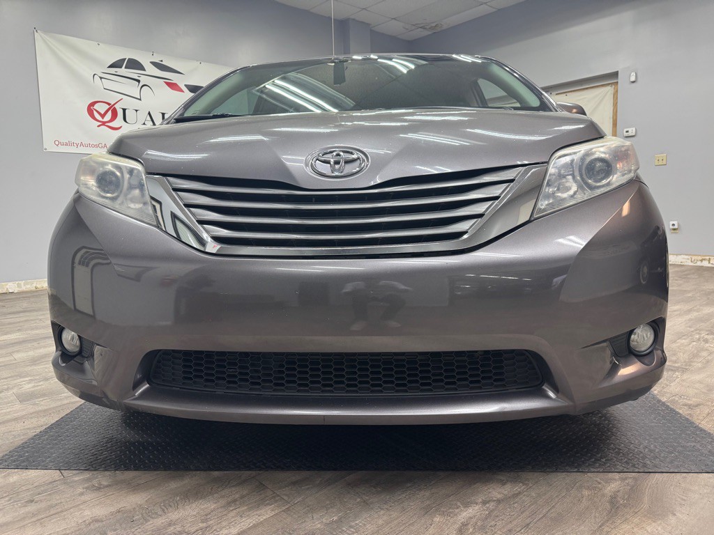 2011 Toyota Sienna Image 6