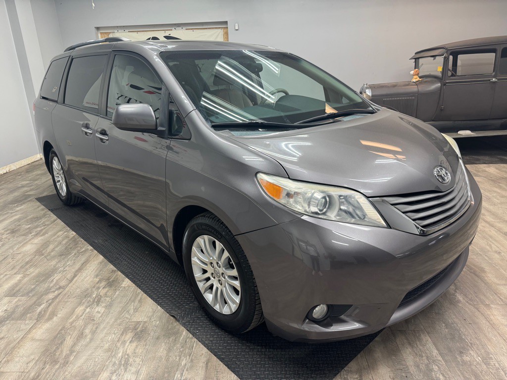 2011 Toyota Sienna Image 7