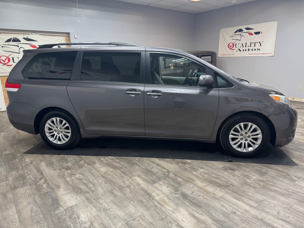 2011 Toyota Sienna Image 8