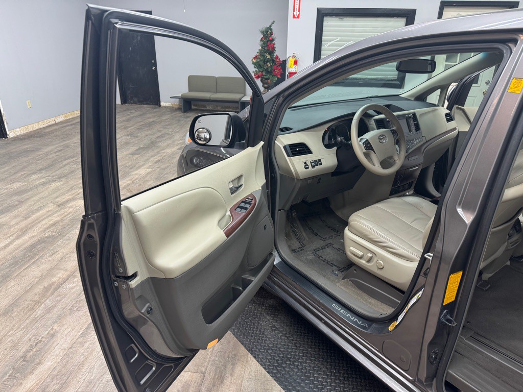 2011 Toyota Sienna Image 12