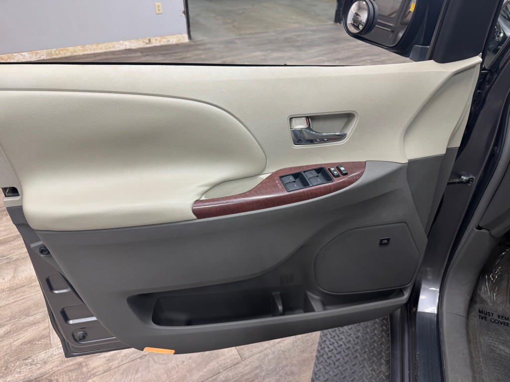 2011 Toyota Sienna Image 13