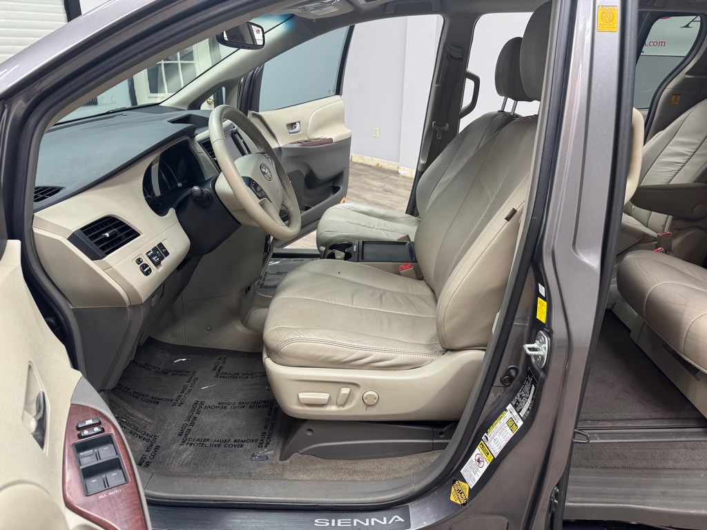2011 Toyota Sienna Image 14