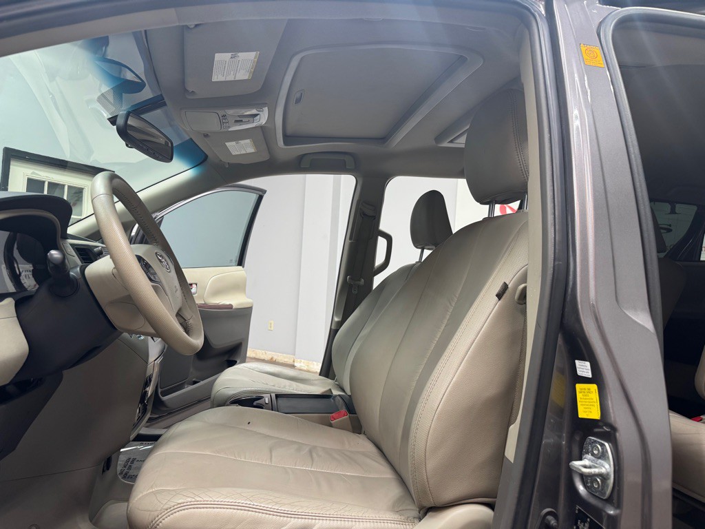 2011 Toyota Sienna Image 15