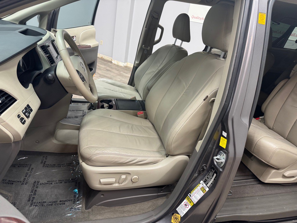 2011 Toyota Sienna Image 17