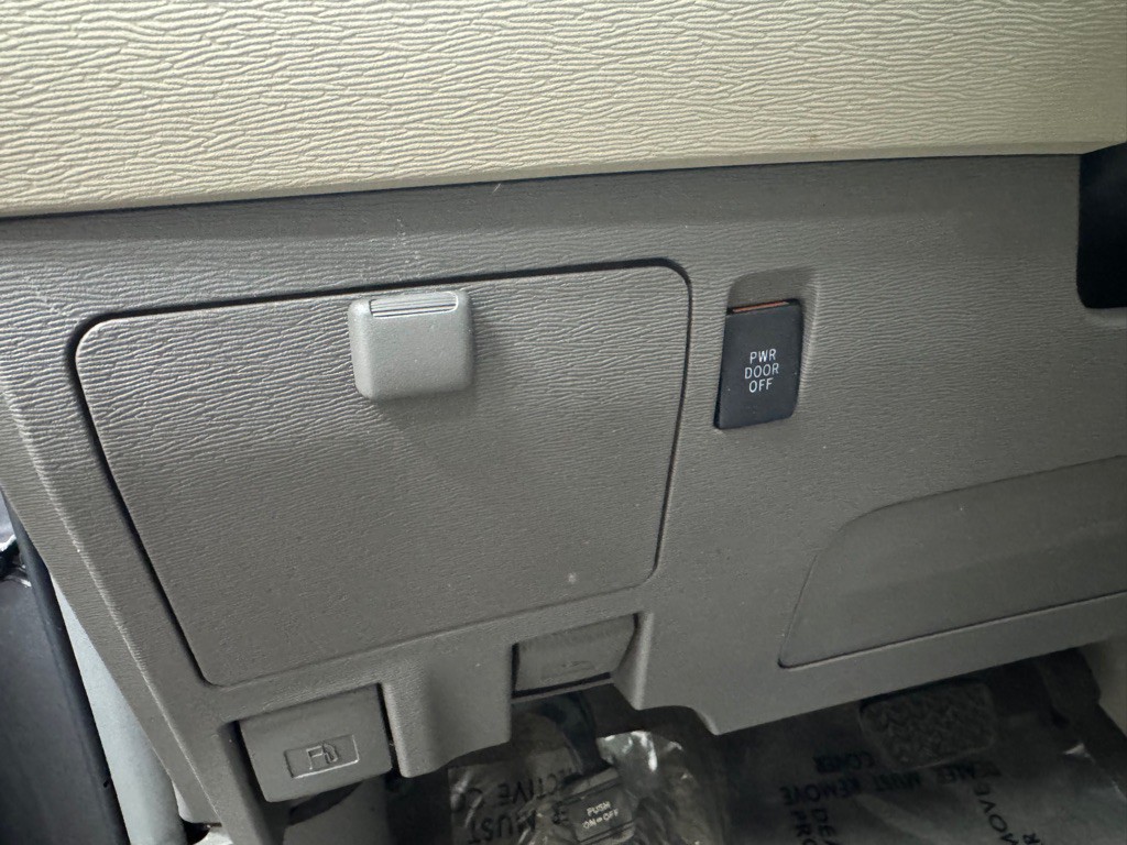 2011 Toyota Sienna Image 20