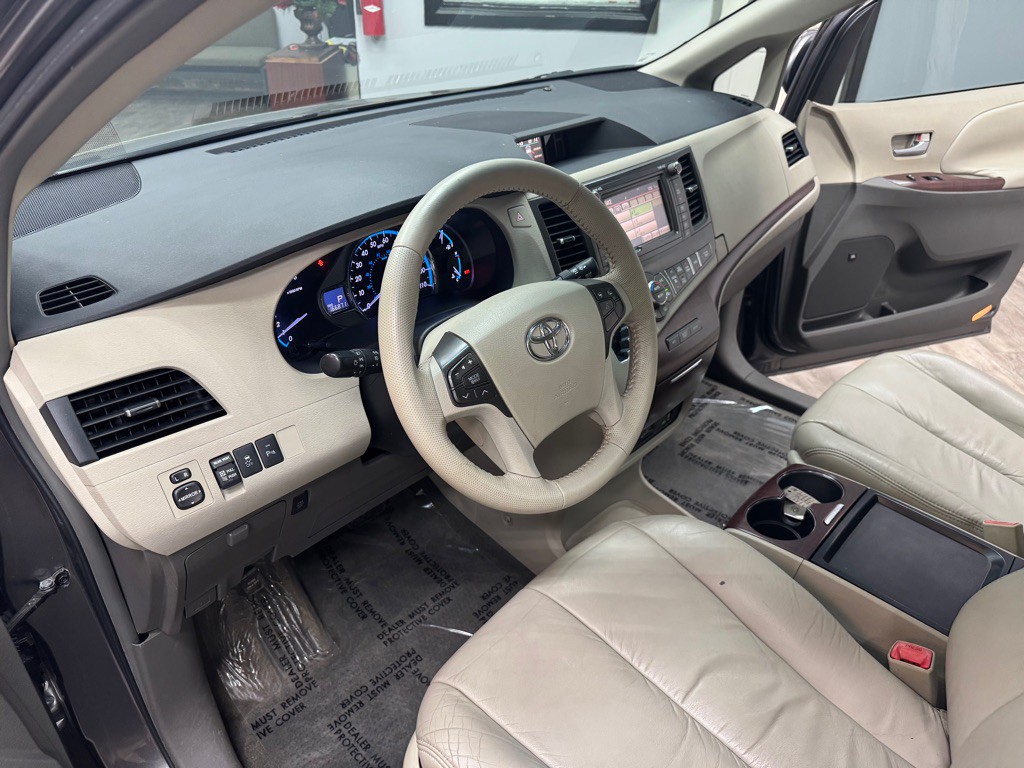 2011 Toyota Sienna Image 21