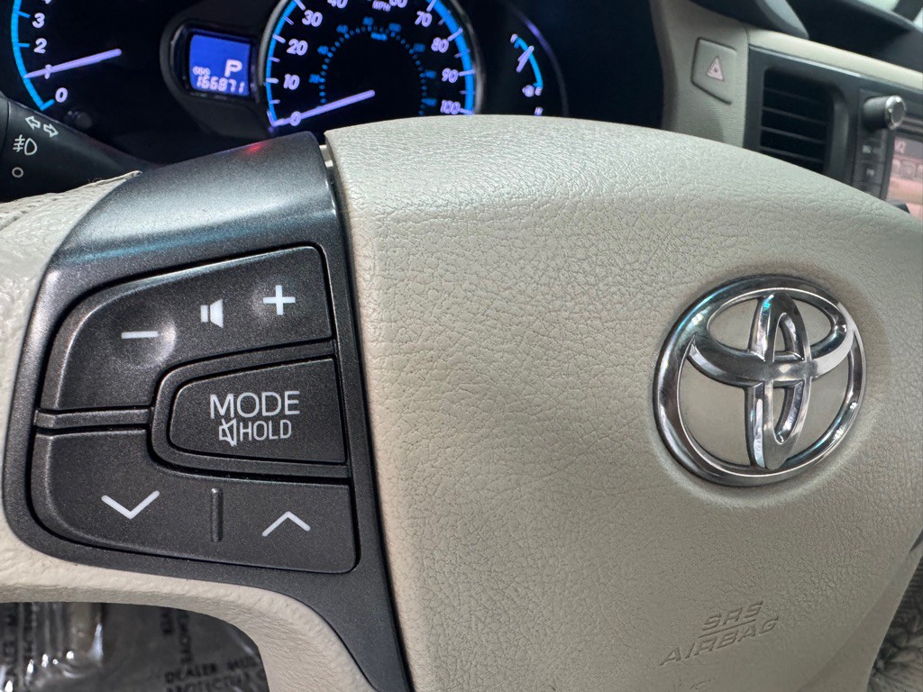 2011 Toyota Sienna Image 23