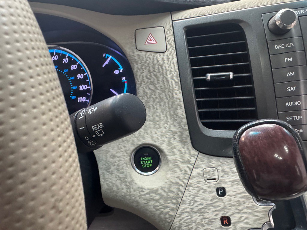 2011 Toyota Sienna Image 26