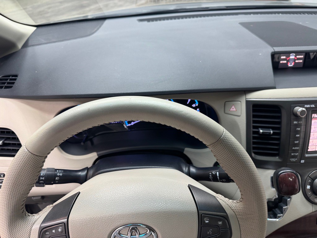 2011 Toyota Sienna Image 27