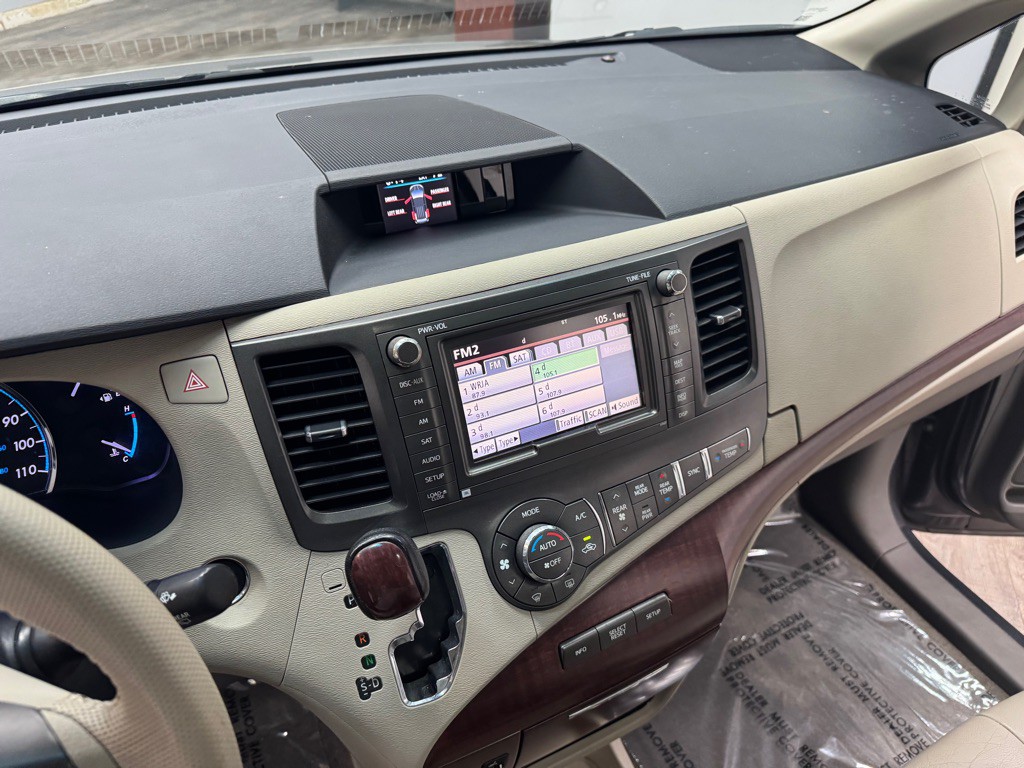 2011 Toyota Sienna Image 28