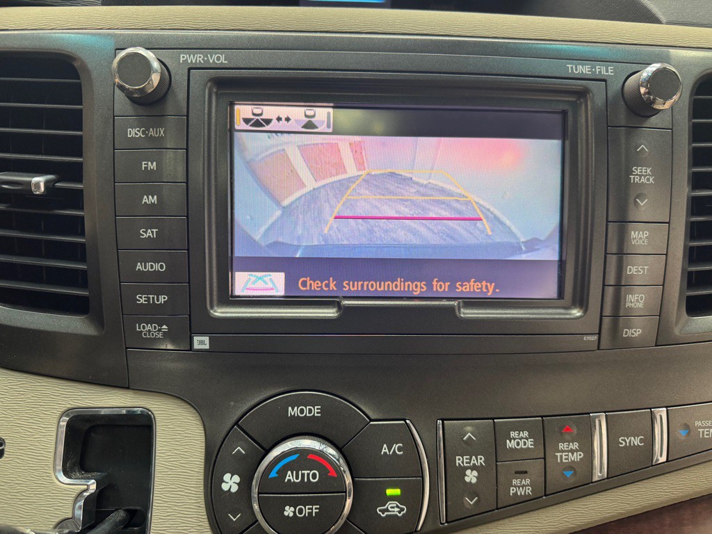 2011 Toyota Sienna Image 30