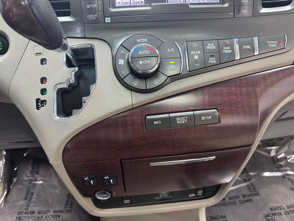 2011 Toyota Sienna Image 31