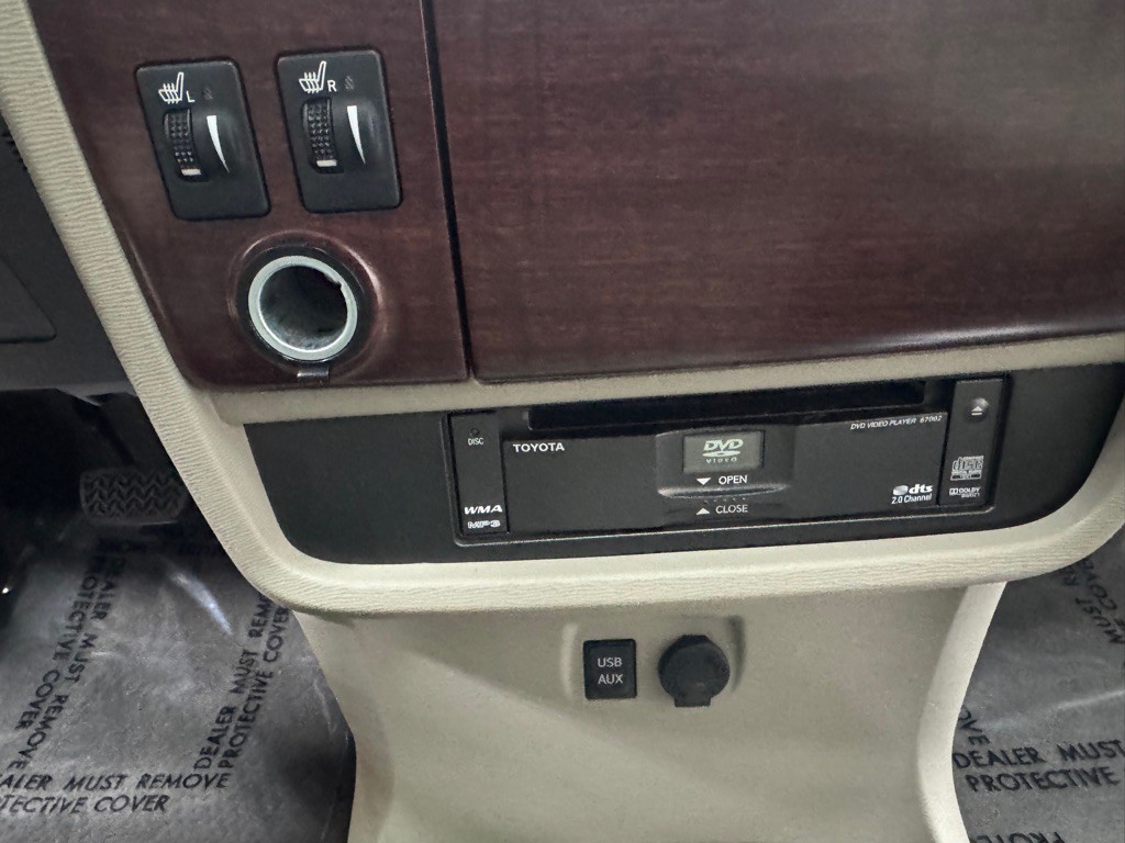 2011 Toyota Sienna Image 32