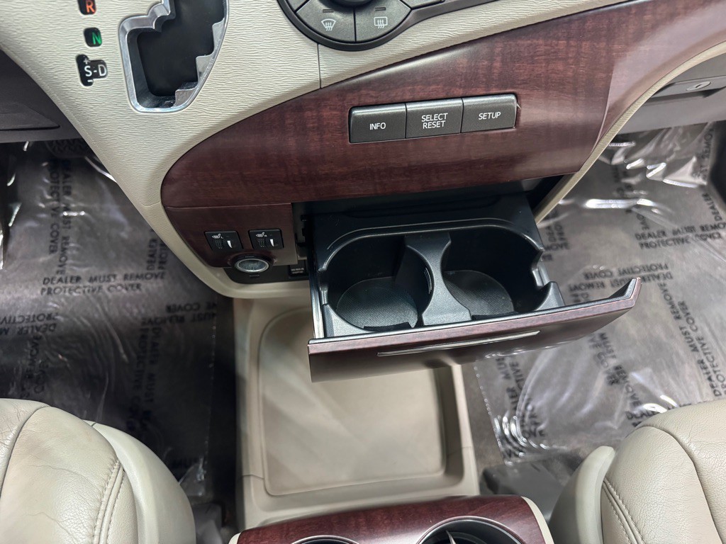 2011 Toyota Sienna Image 33