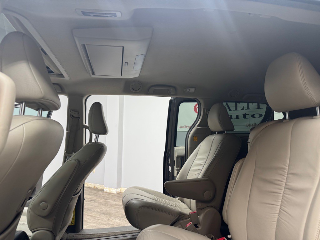2011 Toyota Sienna Image 39