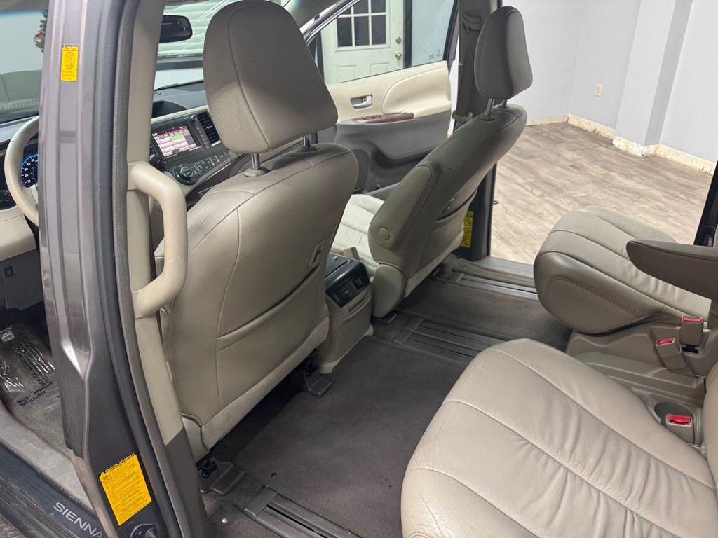2011 Toyota Sienna Image 40