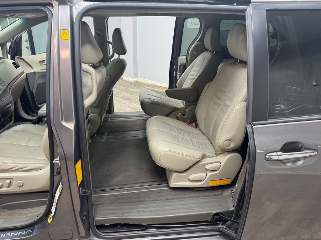 2011 Toyota Sienna Image 41