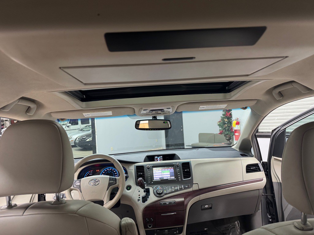 2011 Toyota Sienna Image 45