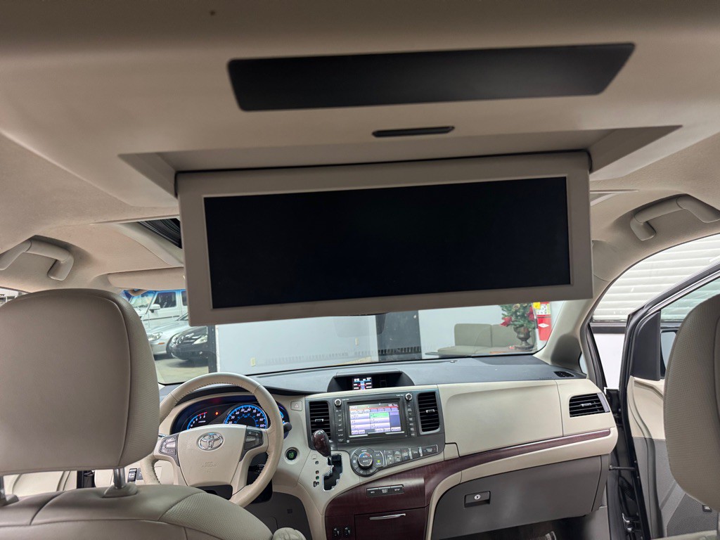 2011 Toyota Sienna Image 46