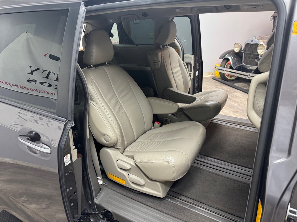 2011 Toyota Sienna Image 59