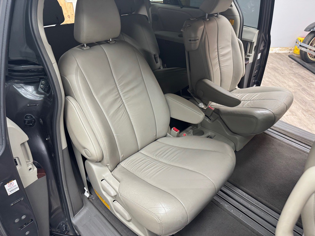 2011 Toyota Sienna Image 60