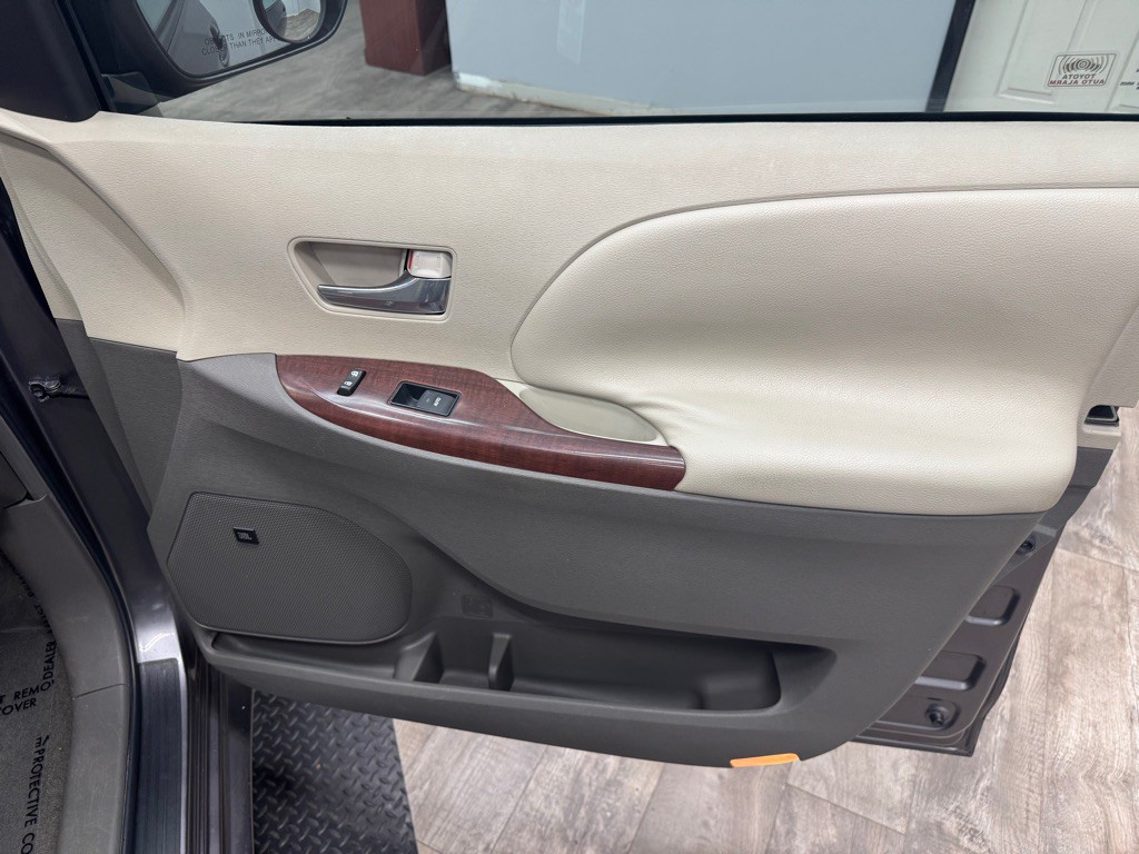 2011 Toyota Sienna Image 62