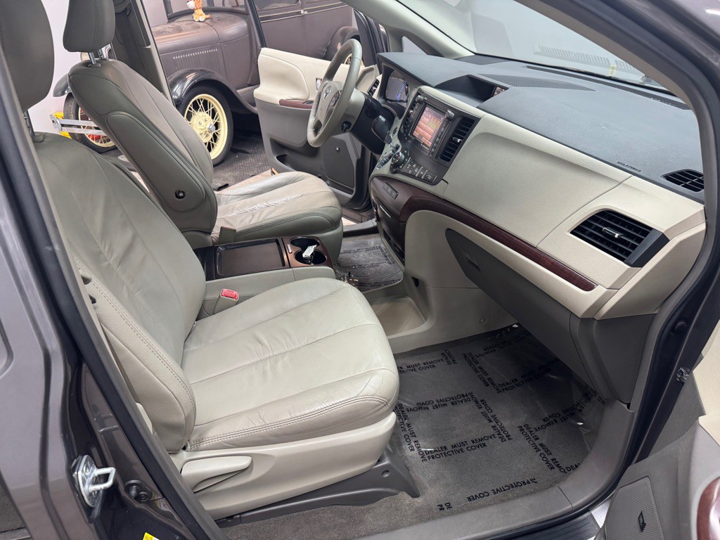 2011 Toyota Sienna Image 63