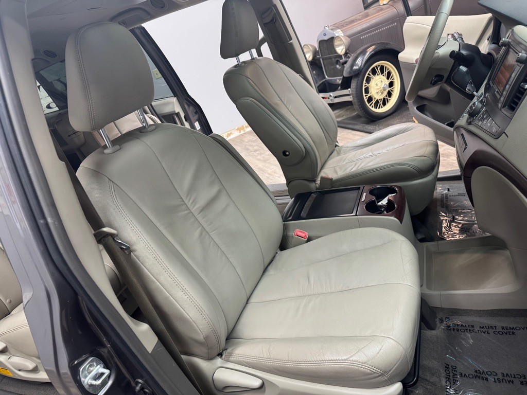 2011 Toyota Sienna Image 65