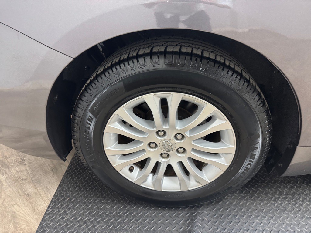 2011 Toyota Sienna Image 73