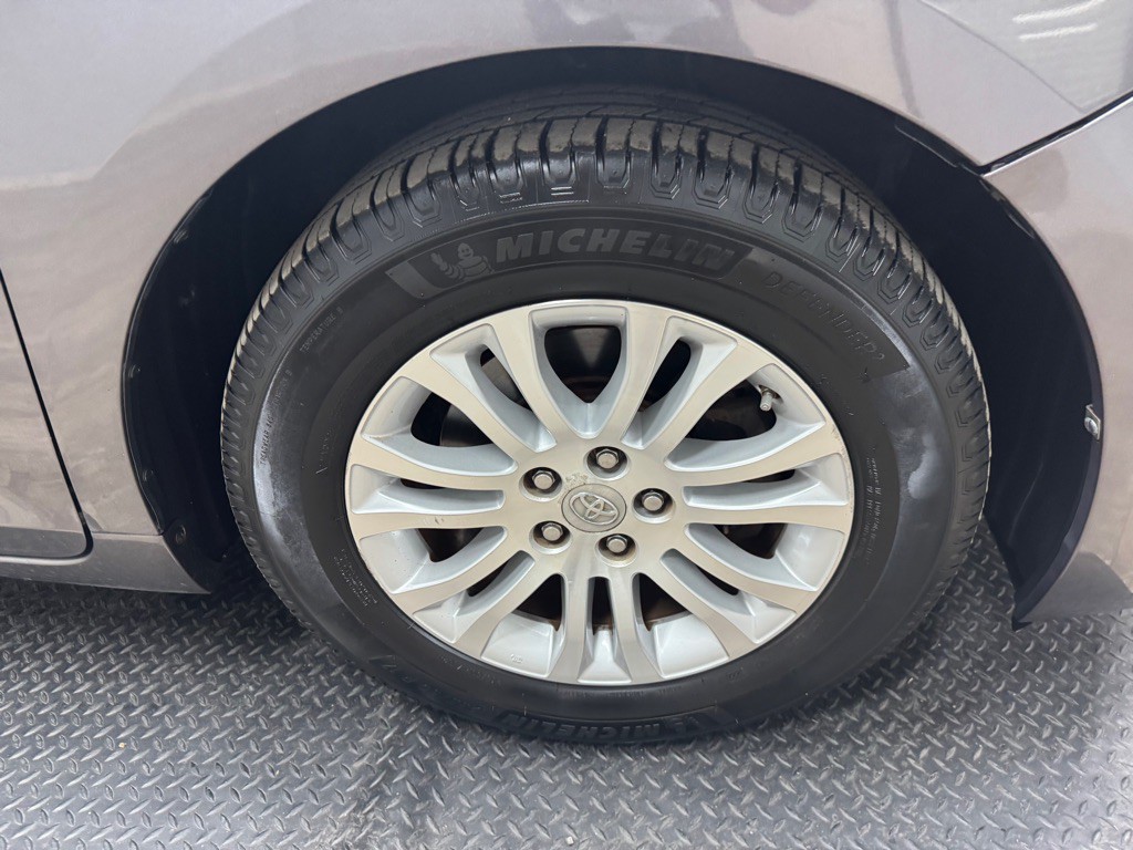 2011 Toyota Sienna Image 74
