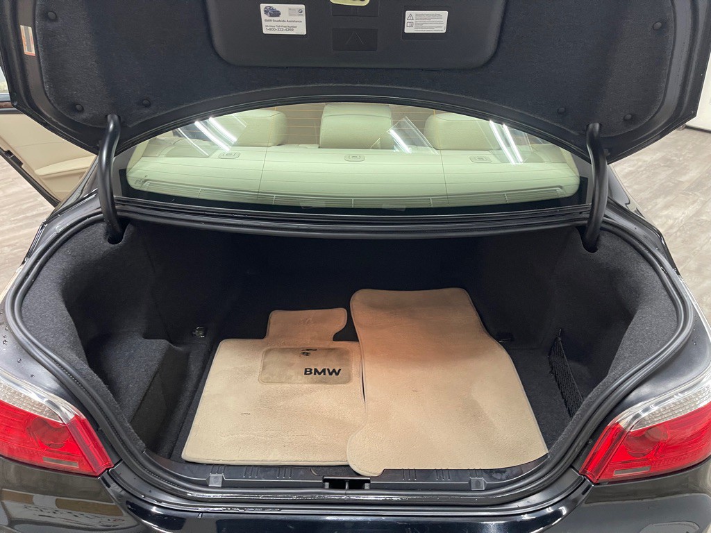 2010 BMW 5 Series Image 32