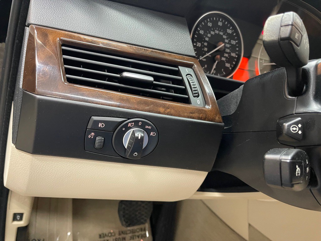 2010 BMW 5 Series Image 35