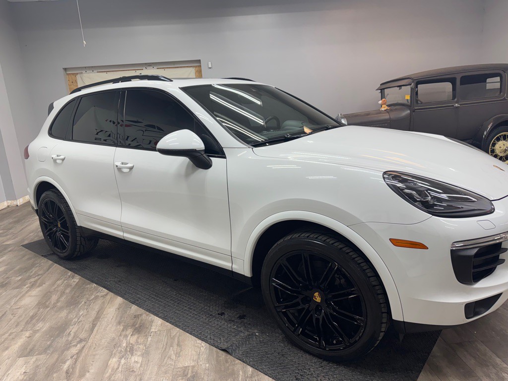 2017 Porsche Cayenne Image 2