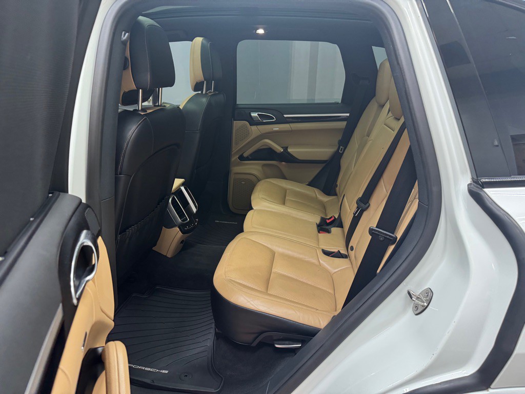 2017 Porsche Cayenne Image 40