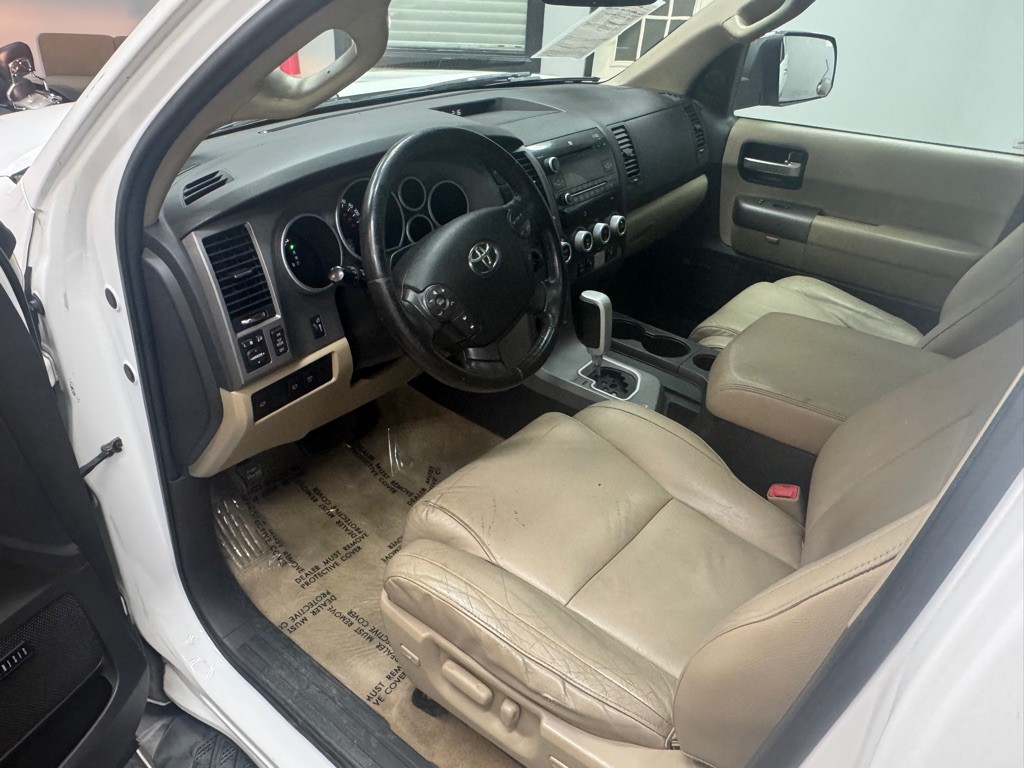 2010 Toyota Sequoia Image 3