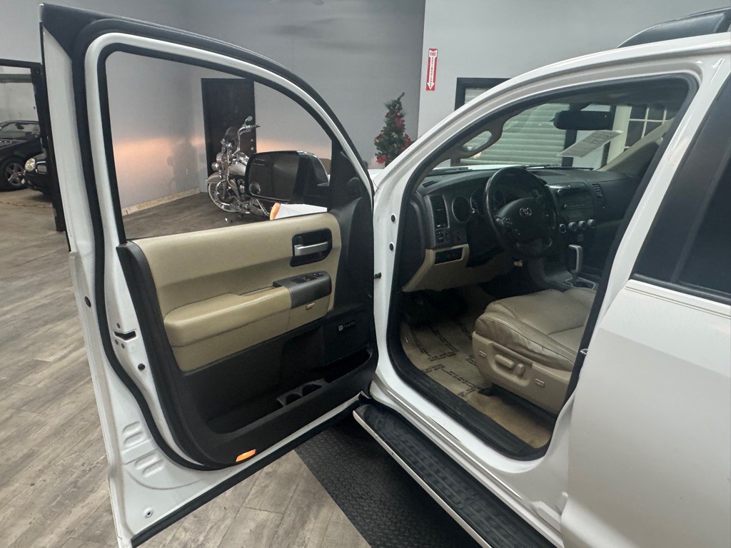 2010 Toyota Sequoia Image 11
