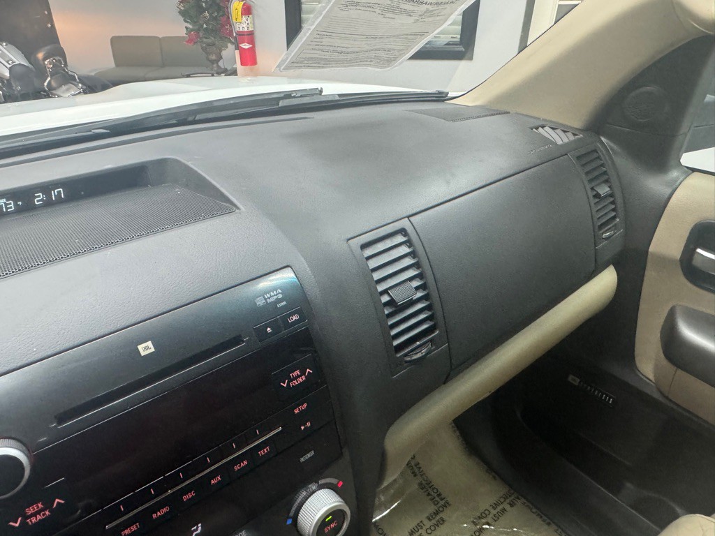 2010 Toyota Sequoia Image 24