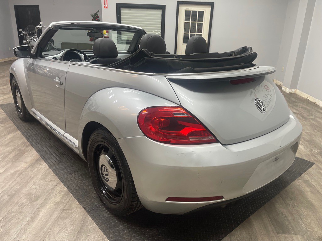 2013 Volkswagen Beetle Image 8