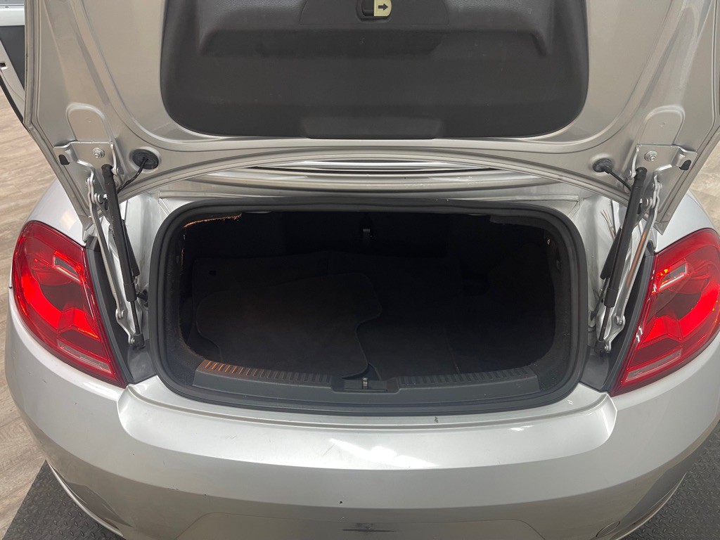 2013 Volkswagen Beetle Image 24