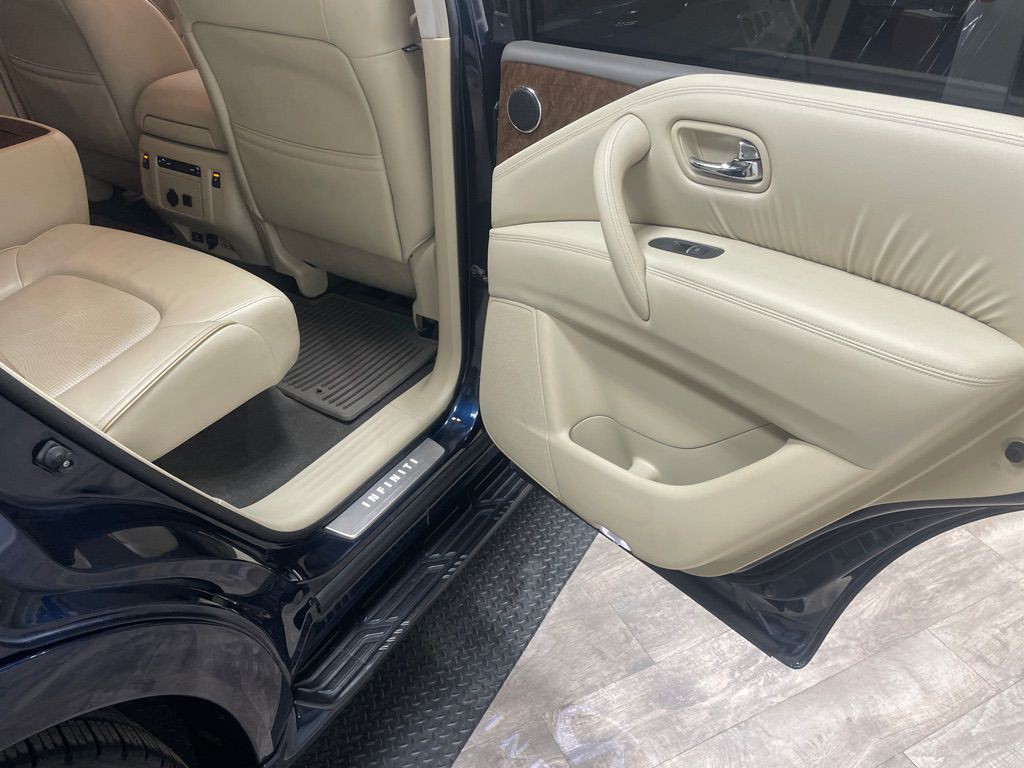 2017 INFINITI QX80 Image 38