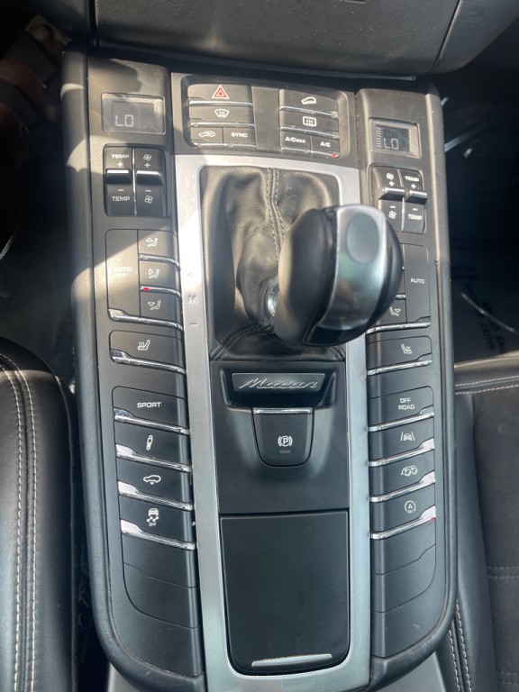 2017 Porsche Macan Image 24