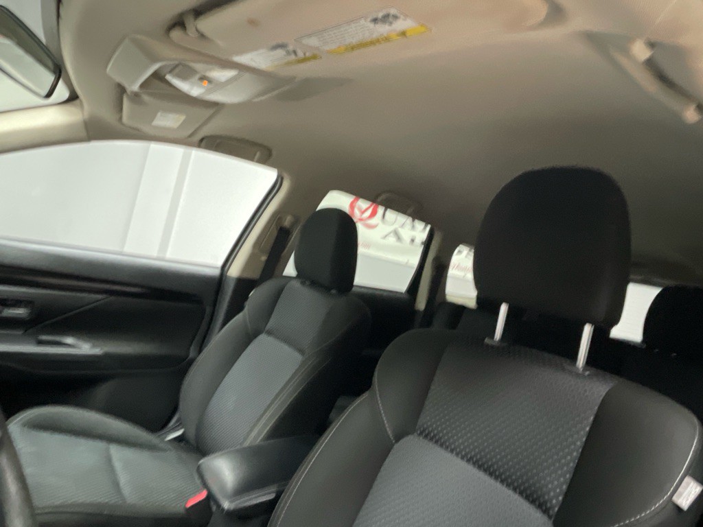2020 Mitsubishi Outlander Image 16