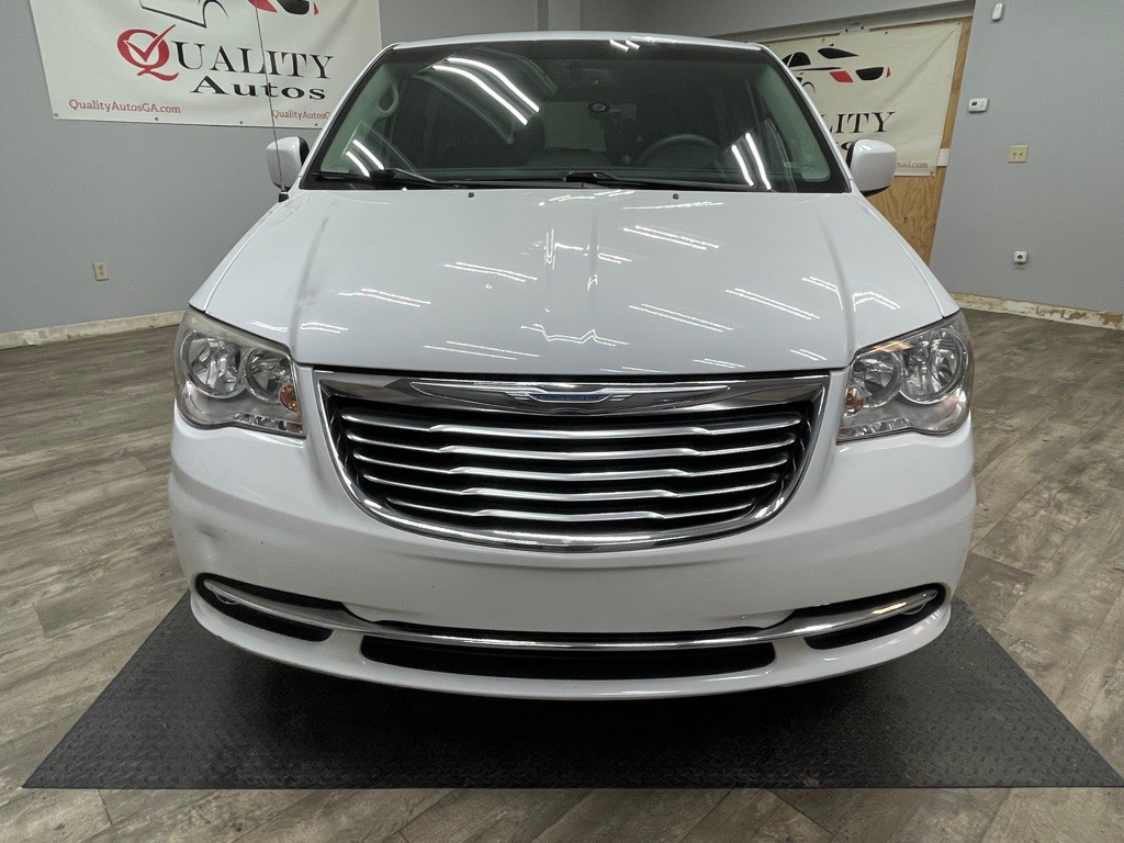 2015 Chrysler Town & Country Image 2
