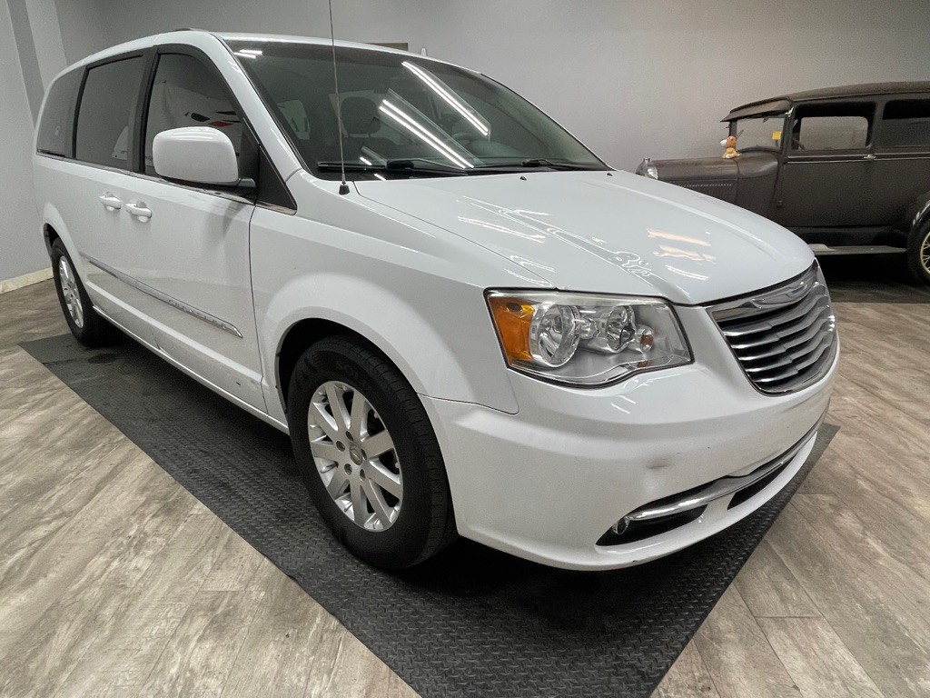 2015 Chrysler Town & Country Image 3