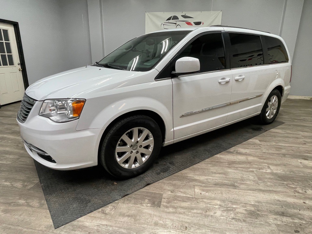2015 Chrysler Town & Country Image 4